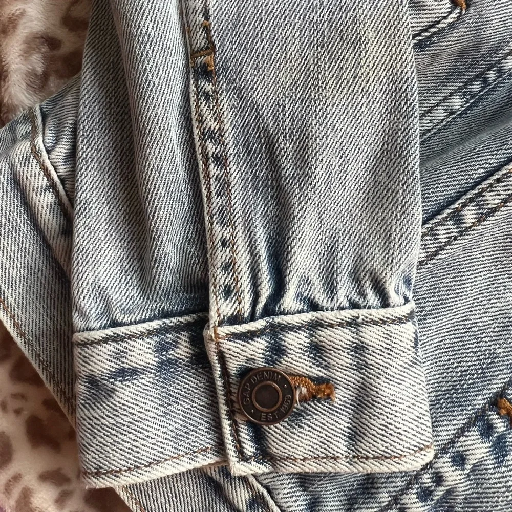 ☀️ GAP Denim Light Wash Jean Jacket Classic Trucker Style | Women’s Medium - Picture 3 of 14
